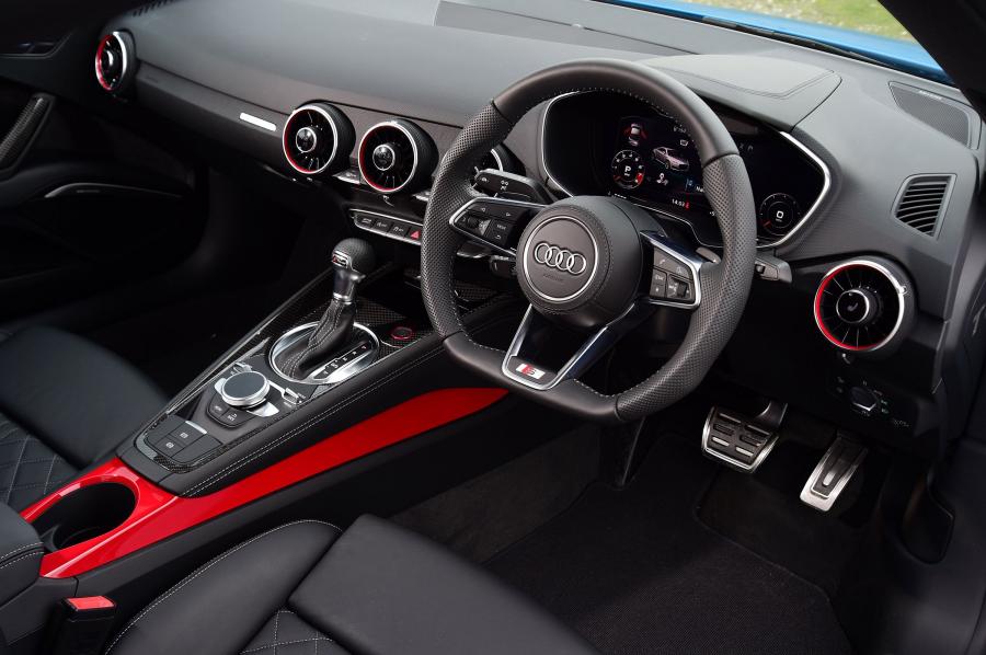 Интерьер Audi TTS Coupe (8S) 2019 года  (UK) (фото 13 из 17)